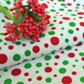 Ткань красный и зеленый горох на белом фоне